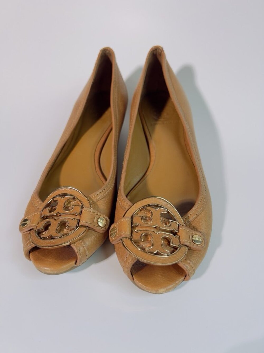 Tory Burch Sally 2 Peep Toe Wedge Heels Tan Leather Gold Logo Women’s Sz 7.5